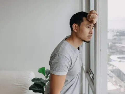 Bắt quả tang vợ quần áo xộc xệch trong ô tô với đàn ông lạ, tôi định lao vào thì sững người trước câu nói của anh ta