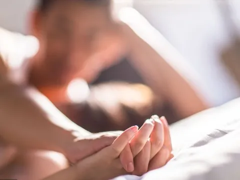 Vợ phát hiện thư tình và ảnh nóng lúc dọn phòng, 'tiểu tam' gọi chồng là 'ba', quan hệ vụng trộm kéo dài 3 thập kỷ