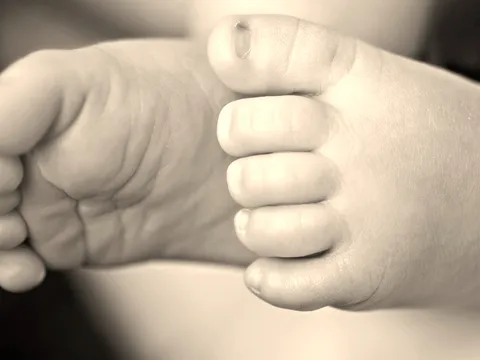 Thi thể bé trai bị giữ trong nhà riêng, cạnh đó còn có một bé khác: Mẹ tận mắt chứng kiến gào khóc tuyệt vọng