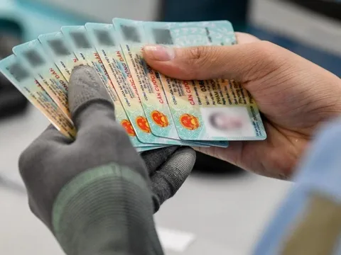 Từ nay đến 31/12/2025: Người dân ra đường không xuất trình CCCD sẽ bị phạt 500.000 đồng và tạm giữ về đồn, phải không?