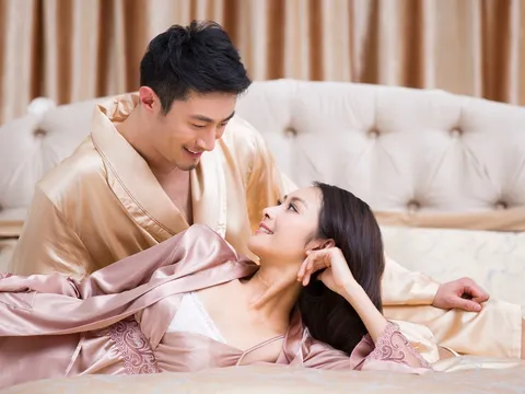 40 tuổi vẫn còn là trai tân, cưới một góa phụ, đêm tân hôn cô ấy thì thầm bên tai một câu khiến tôi sững người