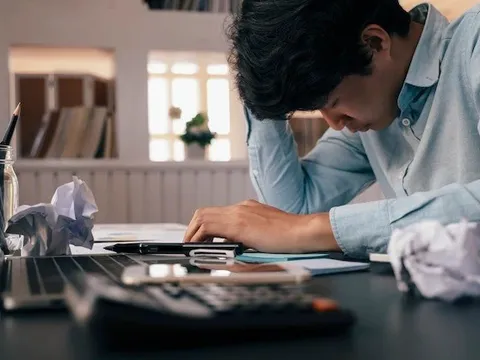 Lỡ có con với bạn nữ chơi pickleball cùng, tôi rơi vào kiệt quệ khi âm thầm giấu vợ vay tiền chu cấp cho cô ấy