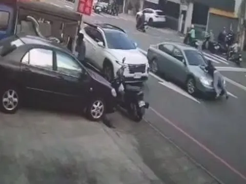 20 phút kịch tính hơn phim: Mẹ bị lừa 400 triệu đồng, con gái đu bám nắp capo truy đuổi kẻ lừa đảo