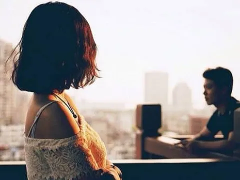 Chạm mặt chồng cũ cùng vợ mới ở quán cà phê, tôi lại gần chào hỏi, anh ngẩng mặt lên khiến tôi sững sờ và hối hận tột độ