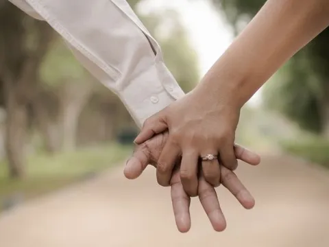 Kết hôn 10 năm rồi mới phát hiện điều chồng âm thầm làm cả chục năm ở bên ngoài, tôi không thể tin vào mắt mình