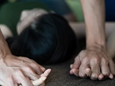 Thiếu nữ 18 tuổi mang thai bị kẻ biến thái giở trò đồi bại rồi sát hại: Hung thủ ẩn danh thợ mộc, lẩn trốn khắp nơi