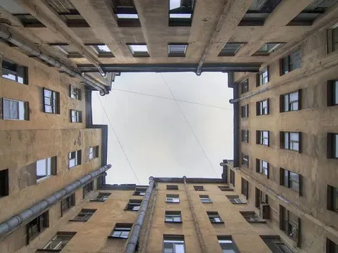 Xót xa: Rơi xuống giếng trời chung cư khi chơi trốn tìm, bé trai 11 tuổi tử vong thương tâm