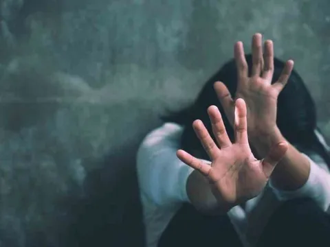 Ông lão 65 tuổi thuê bảo mẫu trẻ, đêm nào cũng nghe tiếng nức nở, kêu gào: Cảnh sát phá cửa xông vào phát hiện cảnh tượng đỏ mặt