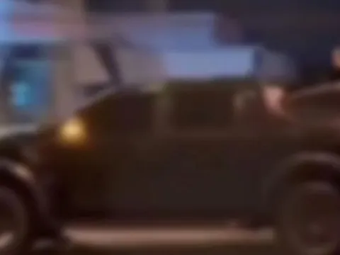 Phẫn nộ: Cặp đôi thản nhiên 'mây mưa' trên xe bán tải chạy giữa phố khiến người đi đường đỏ mặt