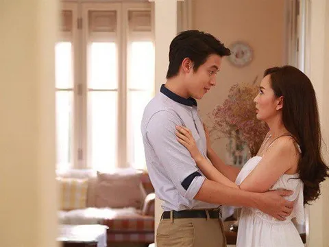 Vô tình ghé nhà bạn thân, phát hiện đôi dép của chồng trước cửa: Cảnh tượng bên trong khiến tôi đỏ mặt, tim thắt lại đau đớn