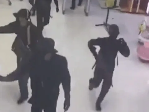 Clip: 10 tên cướp bịt mặt nổ súng cướp tiệm vàng, giật nguyên tấm vàng rồi đặt bom bẫy trước khi tẩu thoát