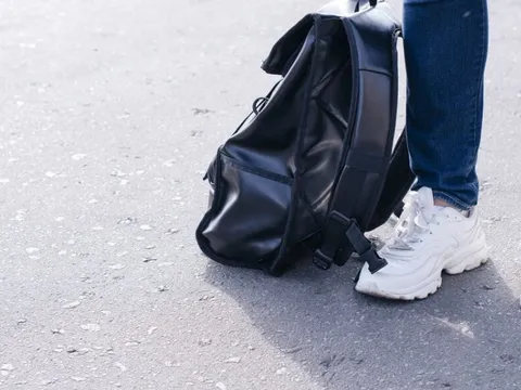 Cậu bé bị bố mẹ bỏ rơi giữa đường cao tốc cùng chiếc vali chứa đầy tiền, phát hiện thêm 1 thứ bên trong khiến nhiều người rùng mình