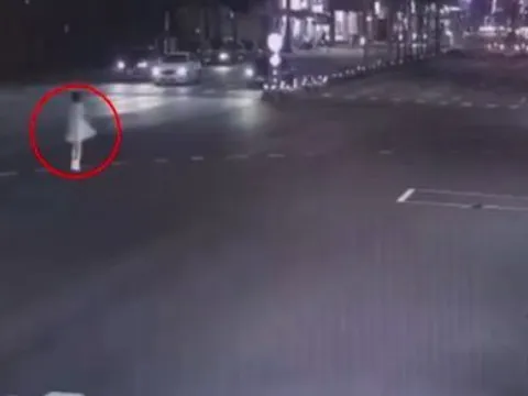 Clip: Thiếu nữ 19 tuổi nhảy múa giữa đường như mất kiểm soát trong đêm, khiến cả phố náo loạn