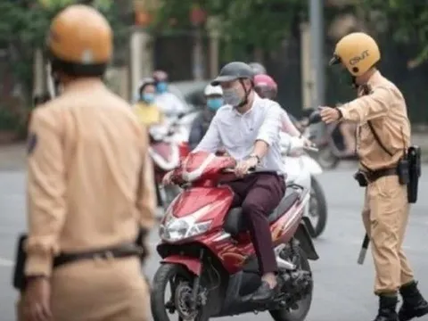 Xe máy dừng đèn đỏ đúng hiệu lệnh vẫn có thể bị xử phạt tới 6 triệu đồng nếu vi phạm lỗi rất nhiều người chủ quan mắc phải