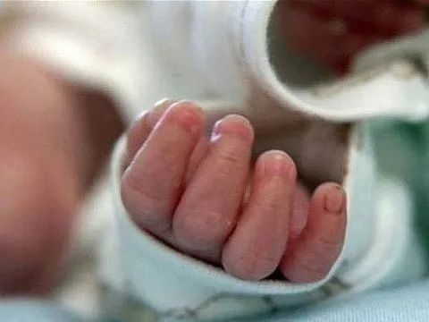 Bé trai 4 tháng tuổi chỉ nặng 3,7kg, bị cha ruột đánh gãy xương, bỏng khắp người gây phẫn nộ