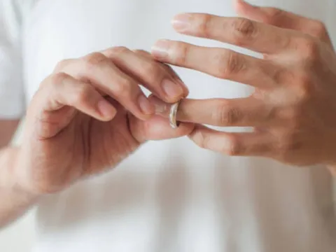 Bị cô dâu mắng suốt chặng đường rước dâu, chú rể gào khóc nhảy sông ngay trong ngày cưới: Ám ảnh câu nói cuối cùng