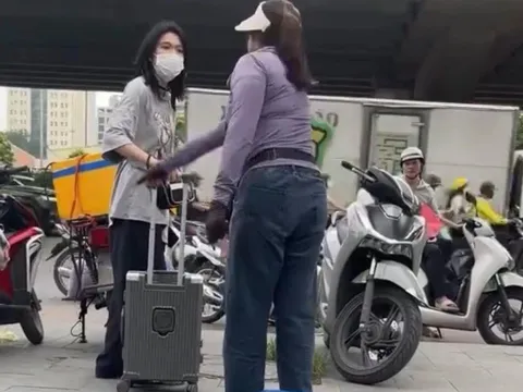 Người bán trà đá đuổi cô gái đứng vỉa hè bắt xe nhận cái kết đắng
