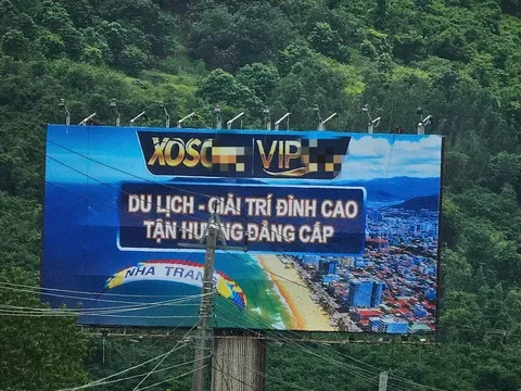 Bảng quảng cáo gắn tên của 2 trang web cá cược bên quốc lộ 1, chính quyền nói gì?