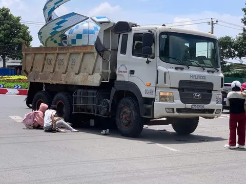 Nhói lòng cảnh thanh niên gục khóc tại hiện trường cô gái tử vong dưới bánh xe tải