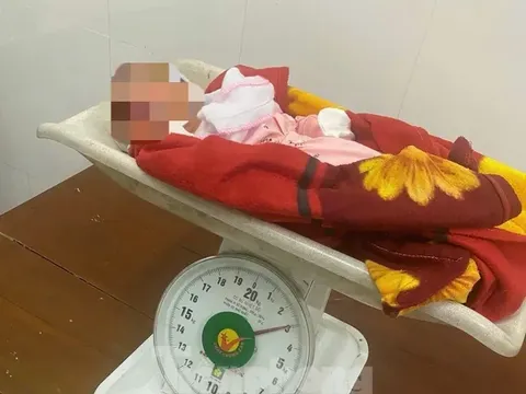 Tiết lộ nội dung thư viết tay bên cạnh bé sơ sinh bị bỏ lại ở nhà văn hóa xã: Từng chữ nghe thắt lòng