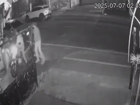 Người phụ nữ lớn tuổi bị nhóm thanh niên hành hung giữa đường: Tiết lộ sốc từ camera