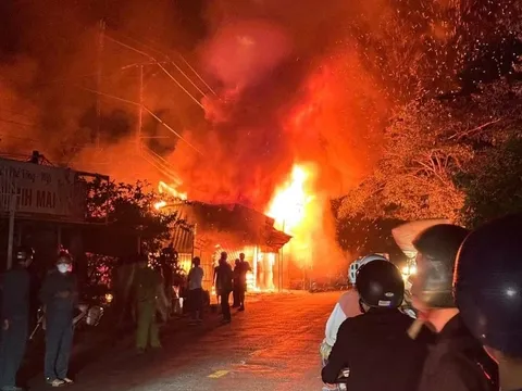 Cha khóa cửa đi nhậu, con trai 10 tuổi mắc kẹt trong ngôi nhà cháy ngùn ngụt: Tình trạng của người con khiến ai cũng phẫn nộ