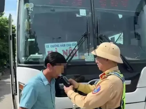 Đang bị tước bằng vẫn lái xe khách, tráo người trình diện cảnh sát nhằm "thoát tội" thì dính lỗi nồng độ cồn