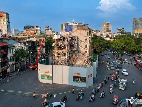 Chùm ảnh: Cận cảnh thực trạng phá dỡ tòa nhà Hàm Cá Mập ở Hà Nội thu hút sự chú ý của nhiều người