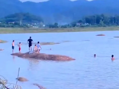 Ba nam sinh rơi vào vùng nước sâu, chỉ cứu được 1, hiện trường thật xót xa