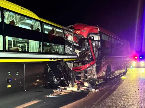 Thông tin mới quan trọng vụ 2 xe khách tông nhau làm 3 người chết trên cao tốc: Có liên quan đến tài xế