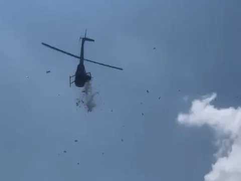 Cơn mưa tiền từ trực thăng - mọi người hân hoan nhận món quà cuối cùng của người đàn ông qua đời vì bệnh Alzheimer ở tuổi 58