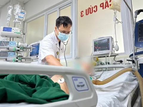 Tiêm chữa đau vai-gáy, cụ ông U70 bị liệt nửa người: Bác sĩ lưu ý điều này, nhiều người sẽ thấy hình bóng mình đâu đó