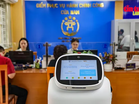 Cận cảnh "nhân viên AI" phục vụ hành chính công tại Hà Nội