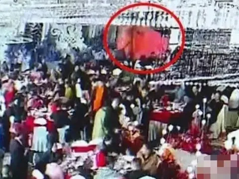 Clip "nóng" của cô dâu chú rể bất ngờ "nhảy" vào video cưới chiếu trước 600 khách mời và quan viên hai họ, ai nấy ngượng chín mặt