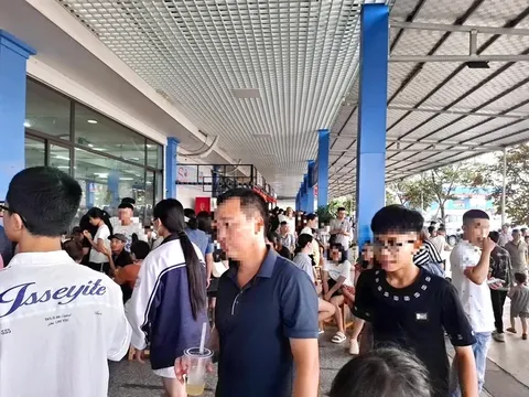 Xếp hàng chờ đi vệ sinh ở Trạm dừng nghỉ cao tốc tây Ninh Bình: Vì đâu nên nỗi?