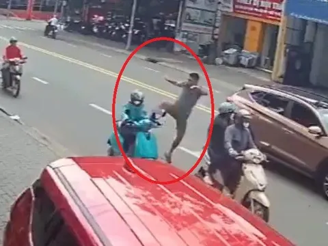 Clip: Dung mạo người đàn ông "tung chưởng" đạp ngã nữ xe ôm công nghệ trên đường ở TPHCM