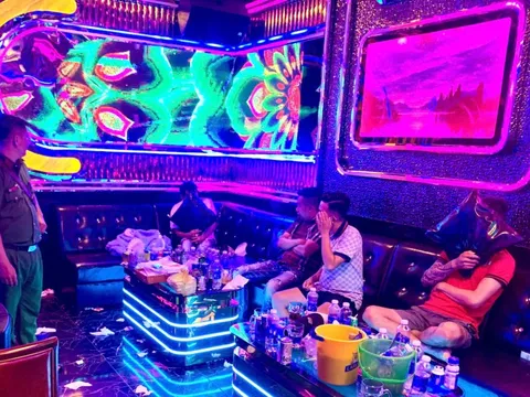 Cảnh sát ập vào Karaoke Dubai Bến Tre, phát hiện 6 thanh niên đang làm một việc không thể chấp nhận được