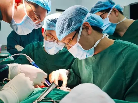 Cụ bà bị hoại tử hơn nửa vùng đầu do căn bệnh vô cùng quen thuộc nhiều người vẫn mắc