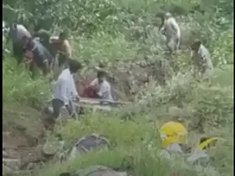 Đau lòng hiện trường xe du lịch mất lái lao xuống vực, 5 người tử vong, 17 người bị thương