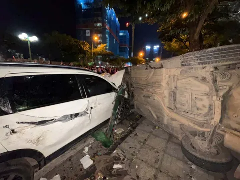 Nóng nhất tối 16/7: Những hình ảnh đau xé lòng từ hiện trường ô tô mất lái tông liên hoàn 2 xe con và 1 xe máy, 1 người tử vong ở Hà Nội