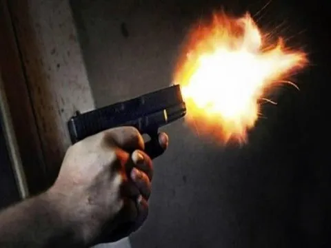 Đang ngồi nhậu với bạn, một người bị trúng 2 viên đạn rồi tử vong