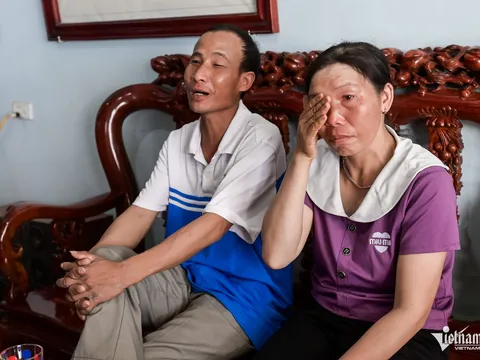 Người mẹ không biết chữ, làm thủ tục gì cũng phải điểm chỉ vân tay bật khóc, cha run rẩy khi nghe tin con trai là thủ khoa toàn quốc thi tốt nghiệp THPT 2025