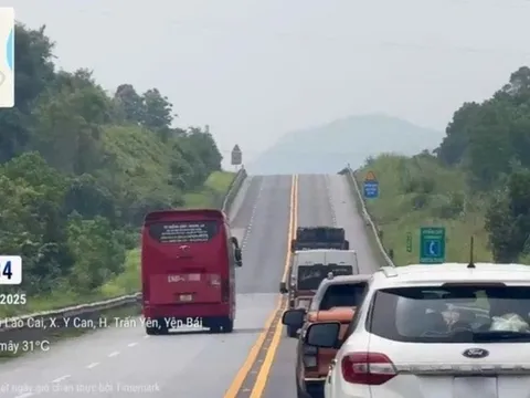 Lấn làn, "vượt ẩu" trên cao tốc Nội Bài - Lào Cai, tài xế trả giá đắt
