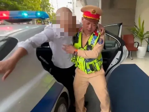 Nam thanh niên bị bất tỉnh trên cao tốc được cảnh sát giao thông đưa đi cấp cứu kịp thời