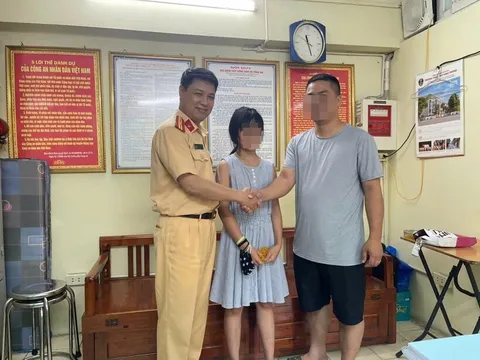 Gia đình xúc động khi được CSGT Hà Nội giúp đỡ đưa bé gái đi lạc trở về an toàn