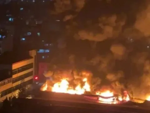 Hà Nội: Nhà xưởng bùng cháy trong đêm, những gì còn sót lại sau biển lửa