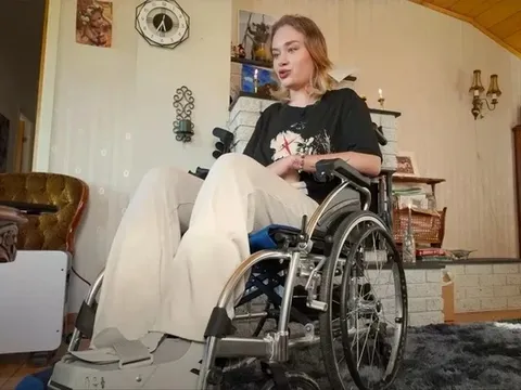 Người mẫu bị ném vào vệ đường sau "tiệc thác loạn" kể phút cố chạy trốn nhưng bị kéo lại vào phòng bởi những người đàn ông