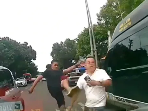 Nam tài xế xe điện đá gãy xương sườn số 7 của người lái taxi: Thông tin bất ngờ về cú đá lạc nhịp