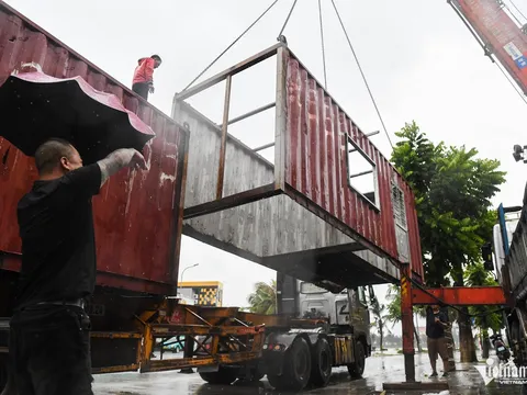 Ông chủ nhà hàng chi 54 triệu đồng/ngày thuê container chắn cửa chống bão mà vẫn chưa yên tâm vì điều này