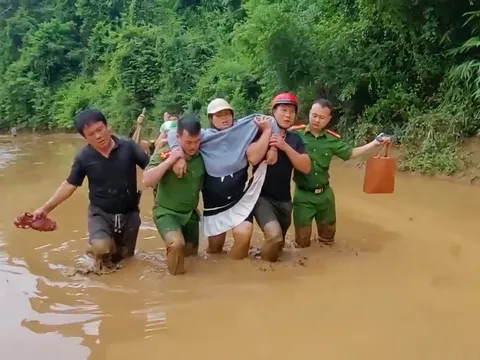 Xúc động hình ảnh công an vượt bùn lũ đưa sản phụ đi sinh ở Nghệ An